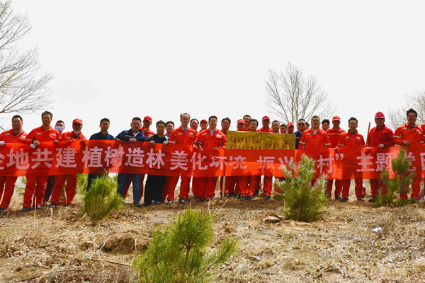 邦達(dá)環(huán)保與長(zhǎng)慶油田第六采油廠聯(lián)合開展“企地共建 植樹造林 美化環(huán)境 振興鄉(xiāng)村”的植樹主題黨日活動(dòng)